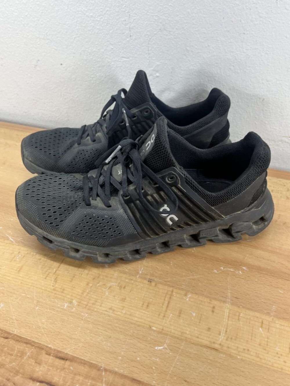 Size 8.5 Women's On Cloudswift Low All Black Sneakers 41.98459 Shoes - Picture 3 of 15